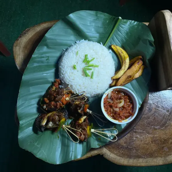 Steamed basmati rice and peppered jumbo snails